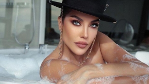 Yarı çıplak paylaşımlarına devam eden Deniz Akkaya, bu kez de yastık pozuyla olay oldu