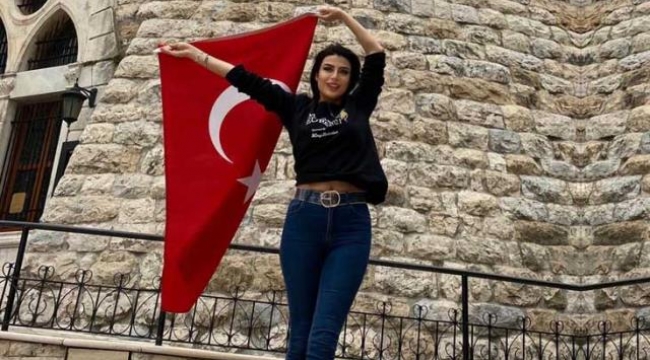 Türkiyeyi temsil etmek için Beyruta giden model Duygu Çakmak, yanında 100 kutu pişmaniye götürdü