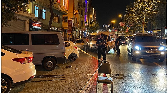 Beyoğlu'nda yol kenarında bekleyen iki kişiye silahlı saldırı: 1 ölü, 1 ağır yaralı