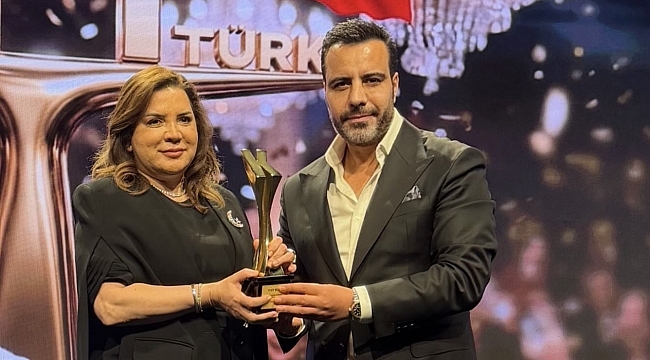  İş Dünyasının Başarılı İsmi Bingöl Arafat, Arzu Erdem'e Ödül Takdim Etti